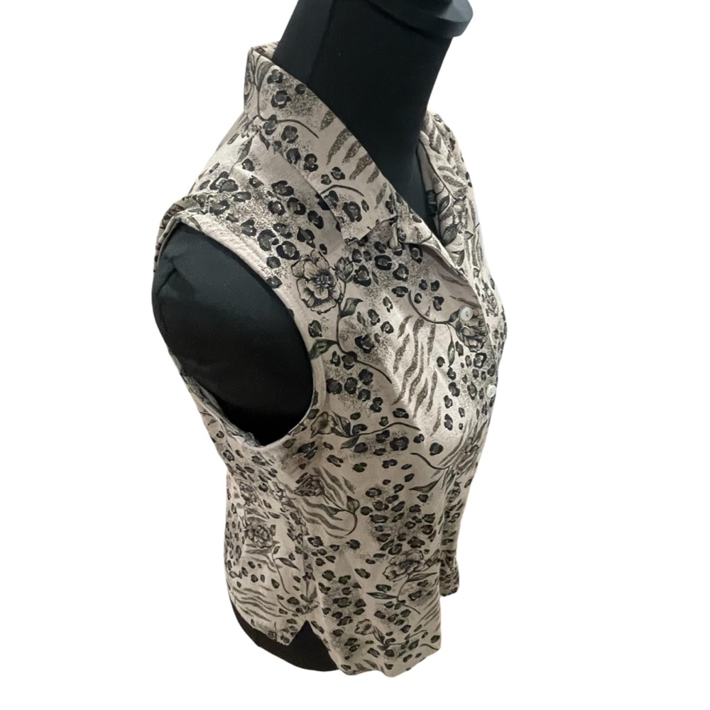 Sleeveless button down blouse. Lightweight. Sz M. Perfect alone or w/cardigan - Picture 6 of 12